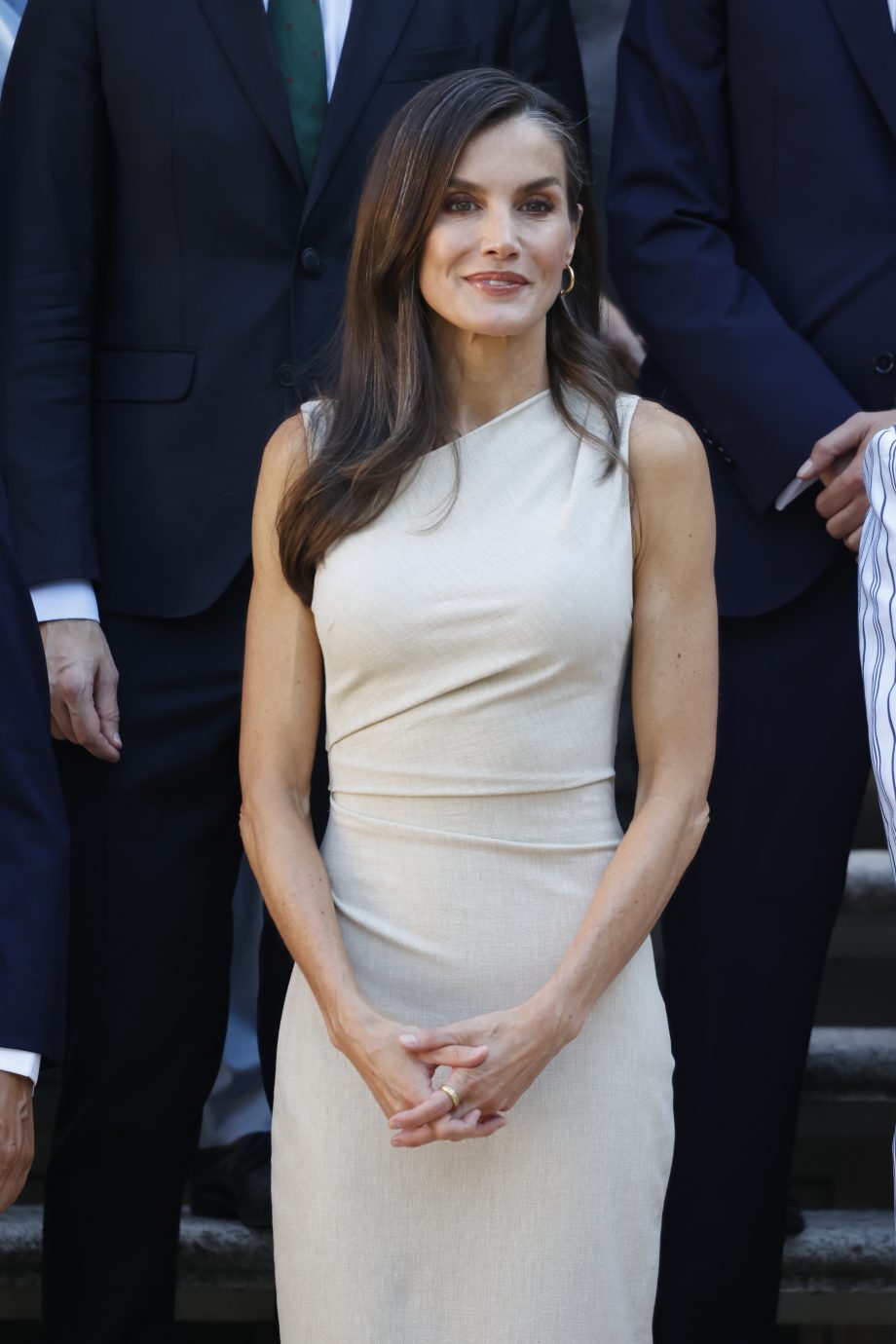 koningin-letizia-en-dochter-sofia-stralen-in-minimalistische-en-betaalbare-zomerjurken-354894