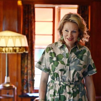koningin-mathilde-draagt-een-overhemdjurk-van-dit-geliefde-merk-353145
