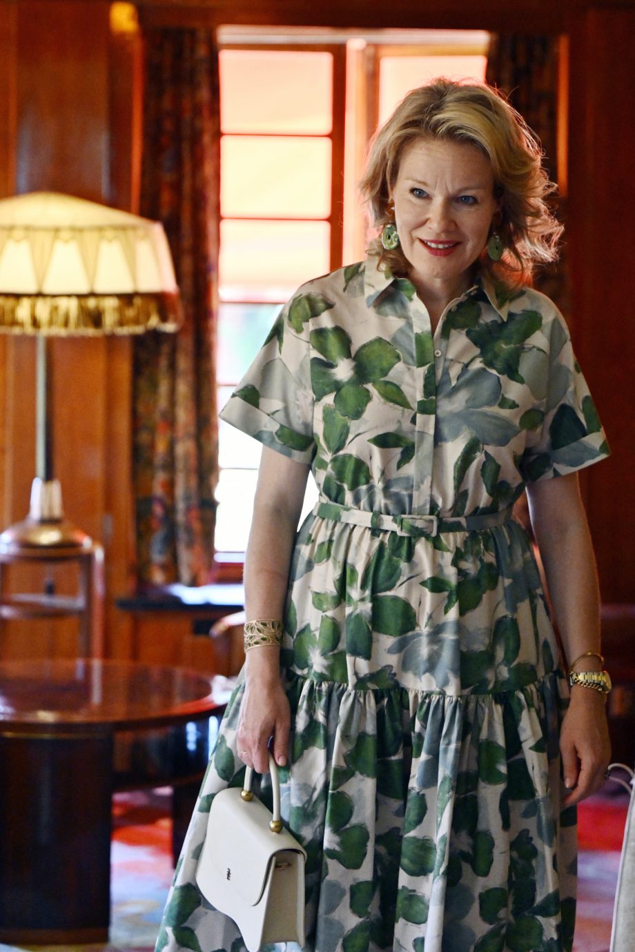 koningin-mathilde-draagt-een-overhemdjurk-van-dit-geliefde-merk-353145