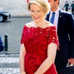 Koningin Mathilde in een rode jurk van Natan op Nationale Feestdag 2025