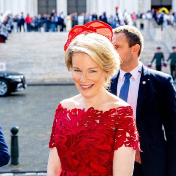 koningin-mathilde-draagt-spannende-dries-van-noten-jurk-op-nationale-feestdag-355498
