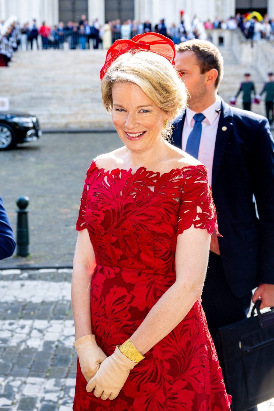 koningin-mathilde-draagt-spannende-dries-van-noten-jurk-op-nationale-feestdag-355498