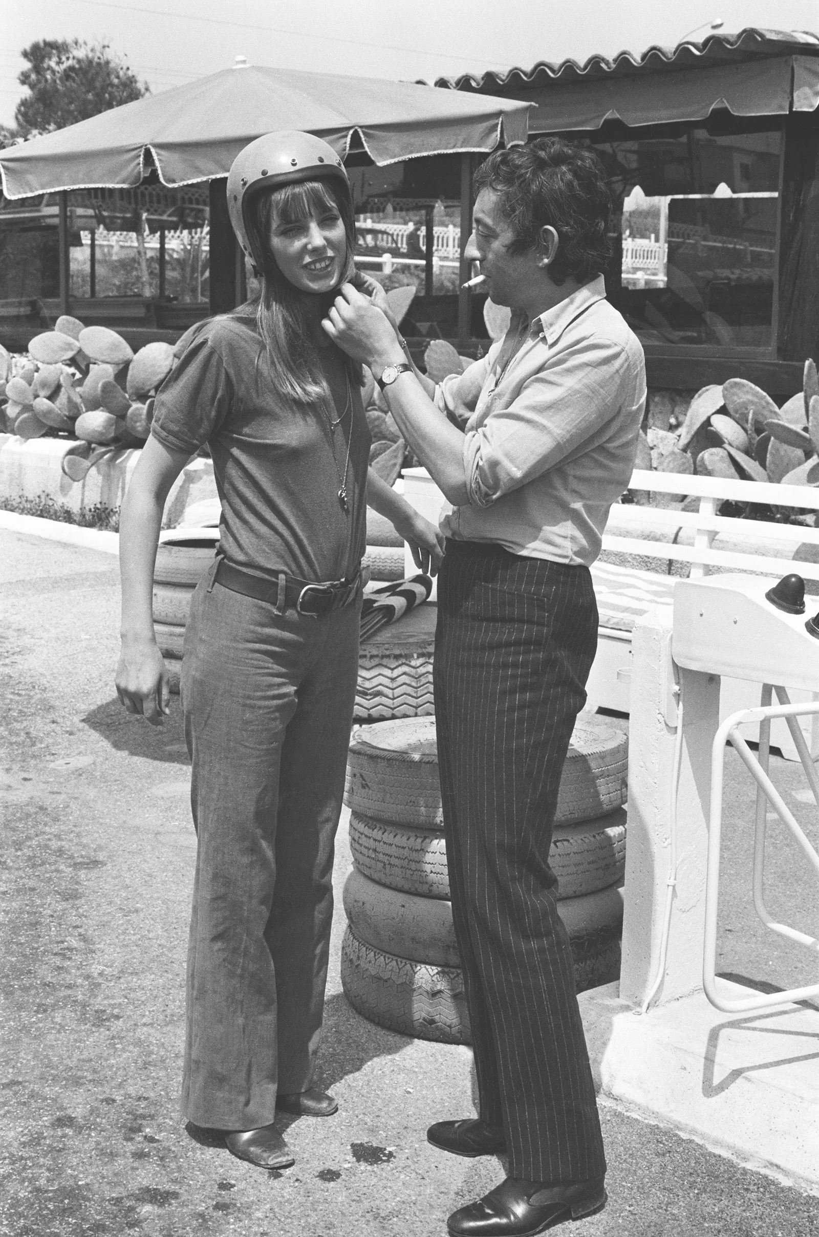 Vrouw draagt laarzen met een rechthoekige neus