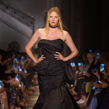 lara-stone-maakt-een-zeldzame-verschijning-op-de-catwalk-van-elie-saab-354138