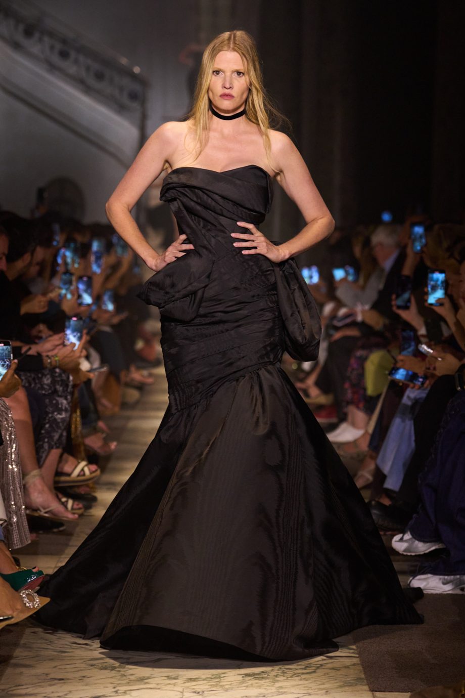 lara-stone-maakt-een-zeldzame-verschijning-op-de-catwalk-van-elie-saab-354138