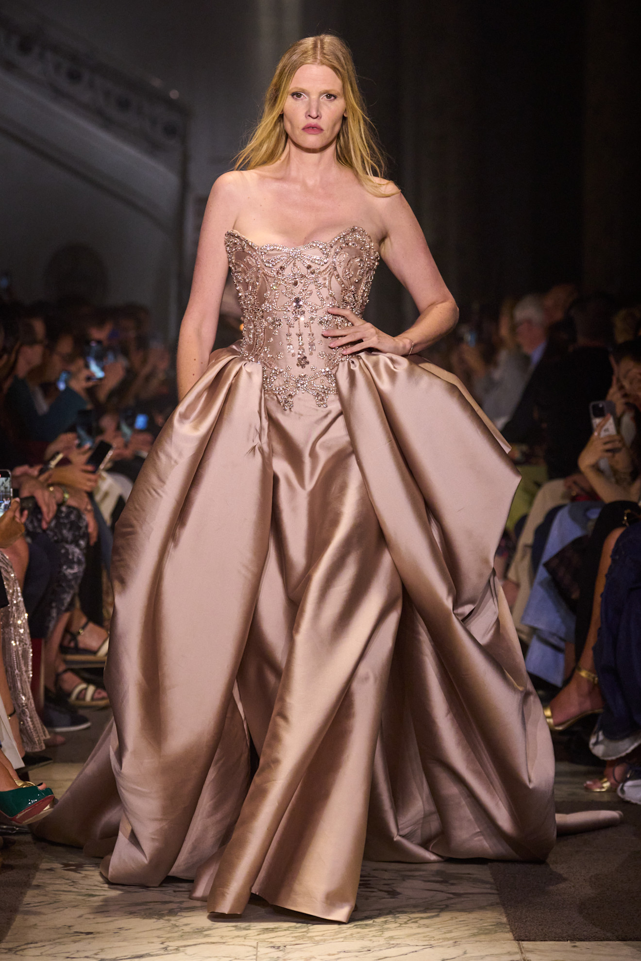 Lara Stone bij Elie Saab couture herfst/winter 2025