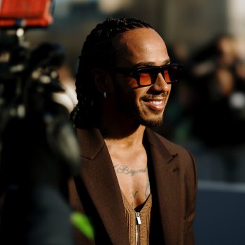 zo-ziet-de-collectie-eruit-die-lewis-hamilton-maakte-voor-dior-353454