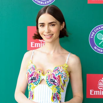 iedereen-heeft-het-over-het-kapsel-van-lily-collins-bij-wimbledon-353699