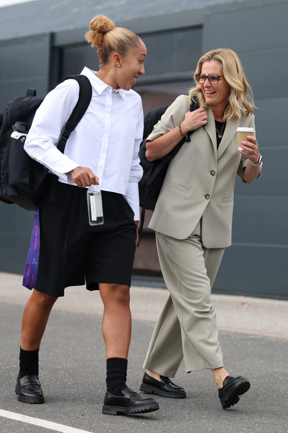 sarina-wiegman-en-de-lionesses-dragen-deze-chique-zomerschoen-bij-bezoek-aan-downing-street-356377