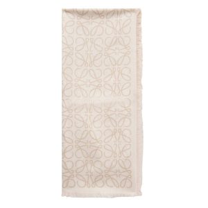 Sjaal van Loewe voor je vliegtuigoutfit 