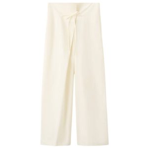 Broek van mango voor de vliegtuigoutfit