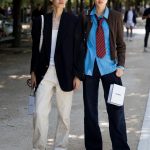 Modellen in Parijs dragen een van de grootste sneakertrends van herfst 2025