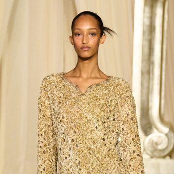 chanel-verrast-tijdens-couture-fashion-week-met-deze-praktische-jurk-353823
