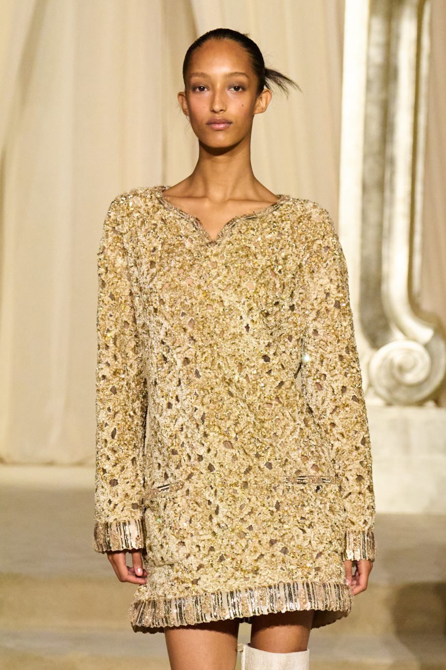 chanel-verrast-tijdens-couture-fashion-week-met-deze-praktische-jurk-353823