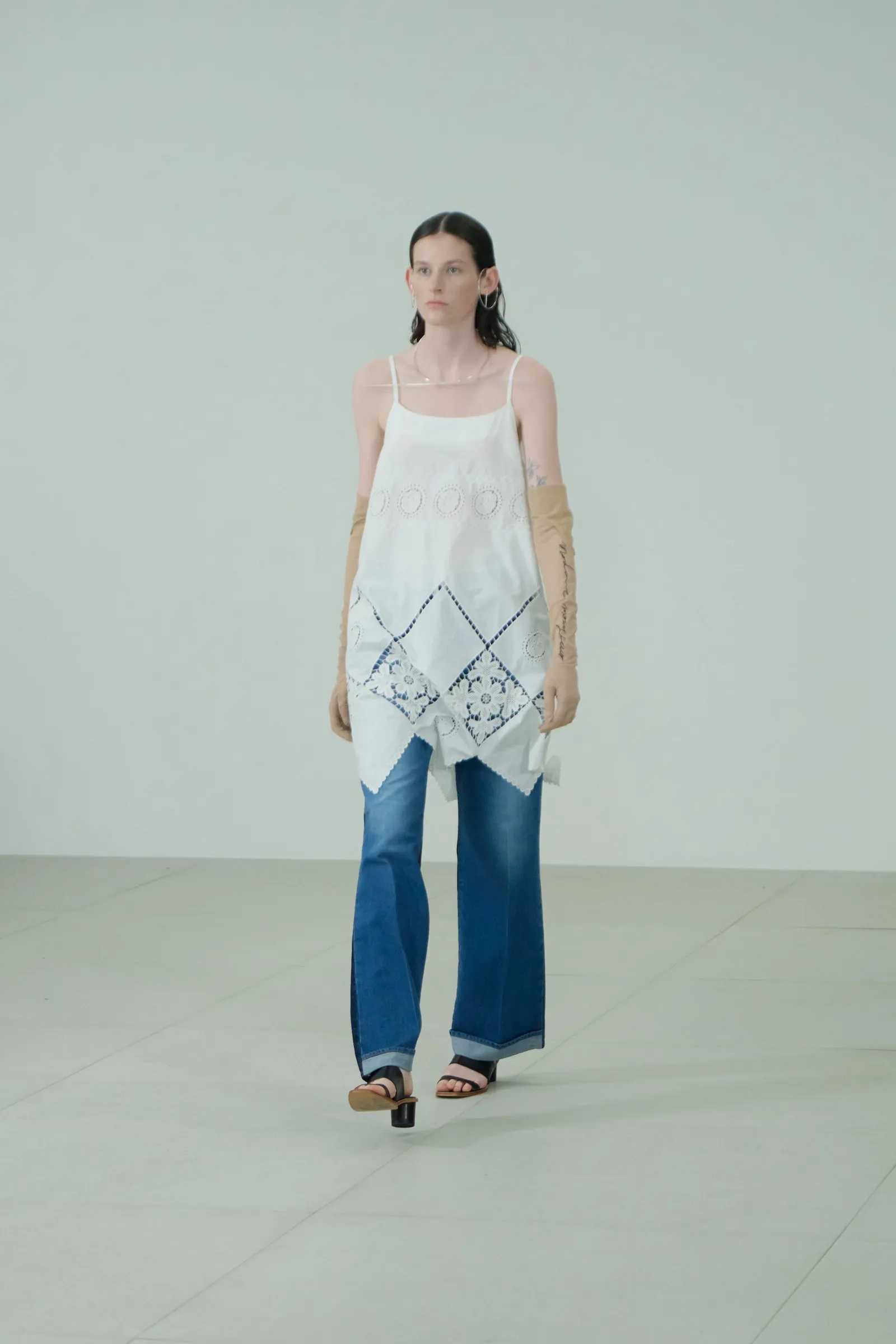 Mouwloze blouse met jeans