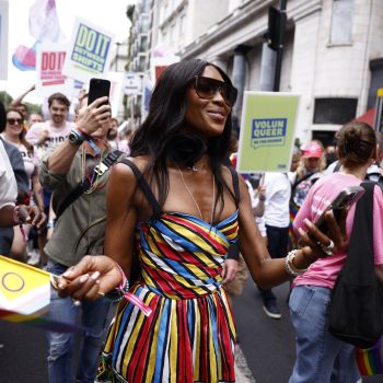 naomi-campbell-viert-pride-in-londen-in-een-kleurrijke-mini-jurk-353515
