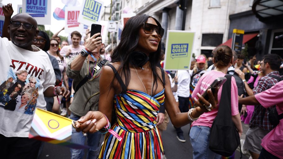 naomi-campbell-viert-pride-in-londen-in-een-kleurrijke-mini-jurk-353515