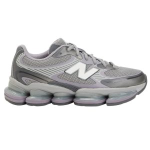 New Balance sneakers voor je vliegtuigoutfit