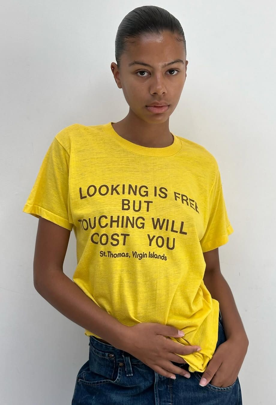 het-t‑shirt-met-tekst-is-terug-en-dat-komt-dankzij-deze-amsterdamse-vintagewinkel-356604