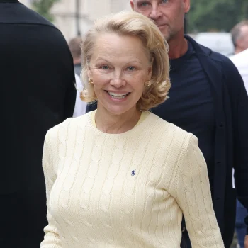 worden-doorschijnende-sneakers-de-nieuwste-hit-pamela-anderson-denkt-van-wel-356014