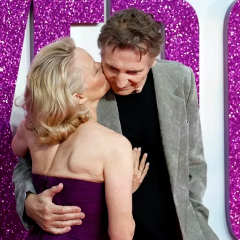 pamela-anderson-en-liam-neeson-geven-ons-hoop-in-de-liefde-356727