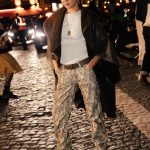 Yoyo Cao met slangenprint broek in parijs