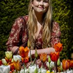 Prinses Amalia bij tulpen