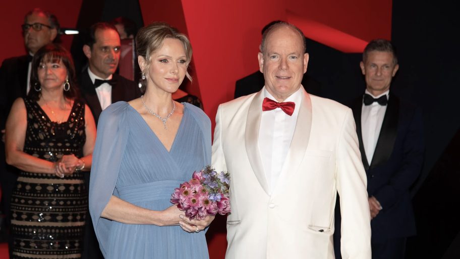 prinses-charlene-schittert-in-elie-saab-tijdens-rode-kruis-gala-in-monaco-354712