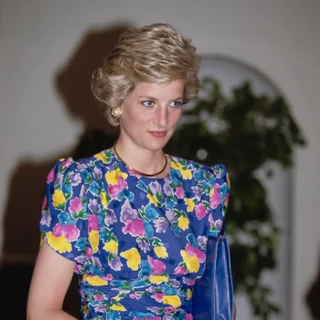 deze-iconische-jurk-van-prinses-diana-is-voor-dit-enorme-bedrag-verkocht-356477