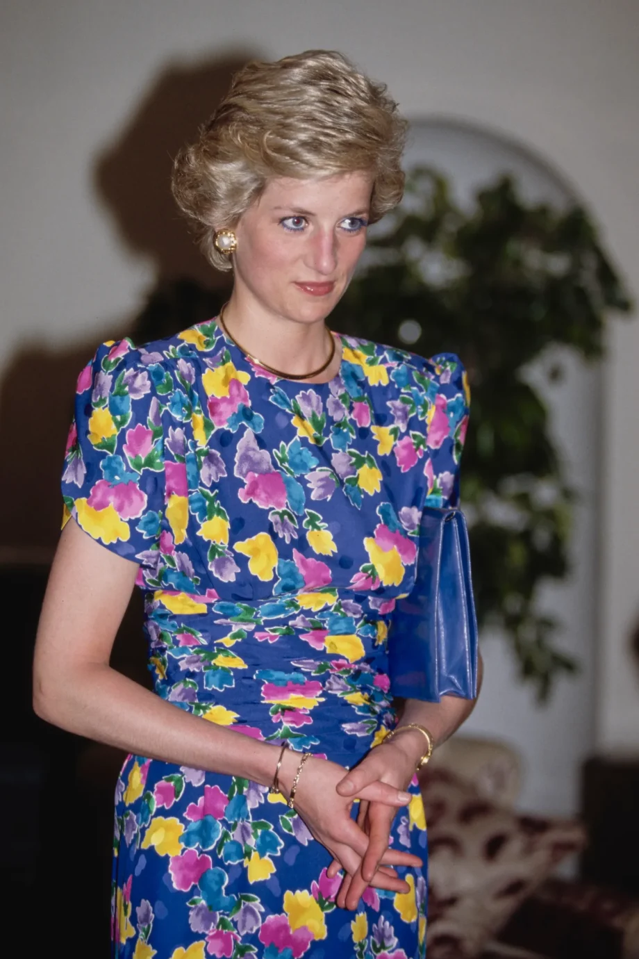 deze-iconische-jurk-van-prinses-diana-is-voor-dit-enorme-bedrag-verkocht-356477