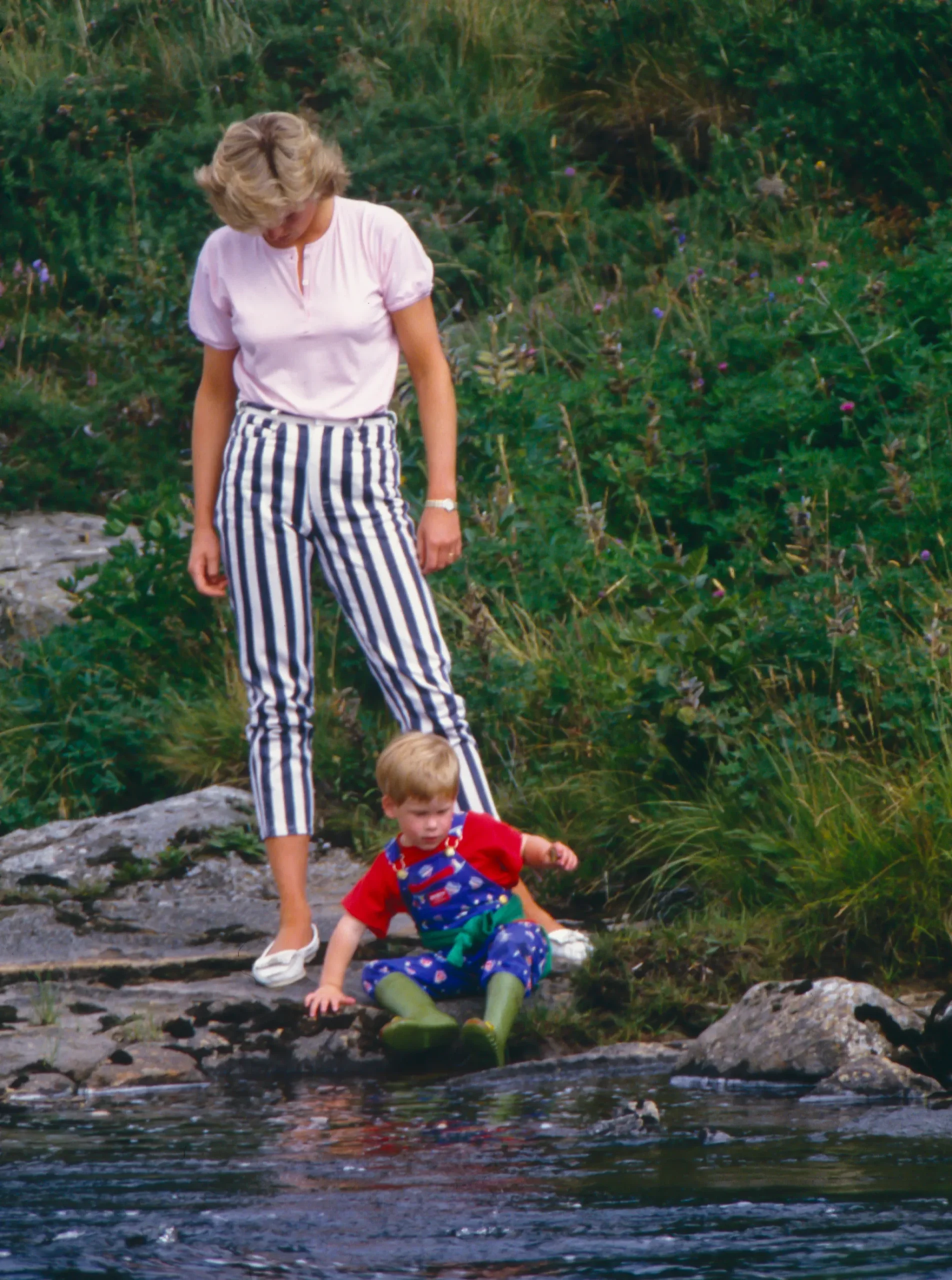 Prinses Diana in een gestreepte driekwartsbroek in Balmoral, 1987