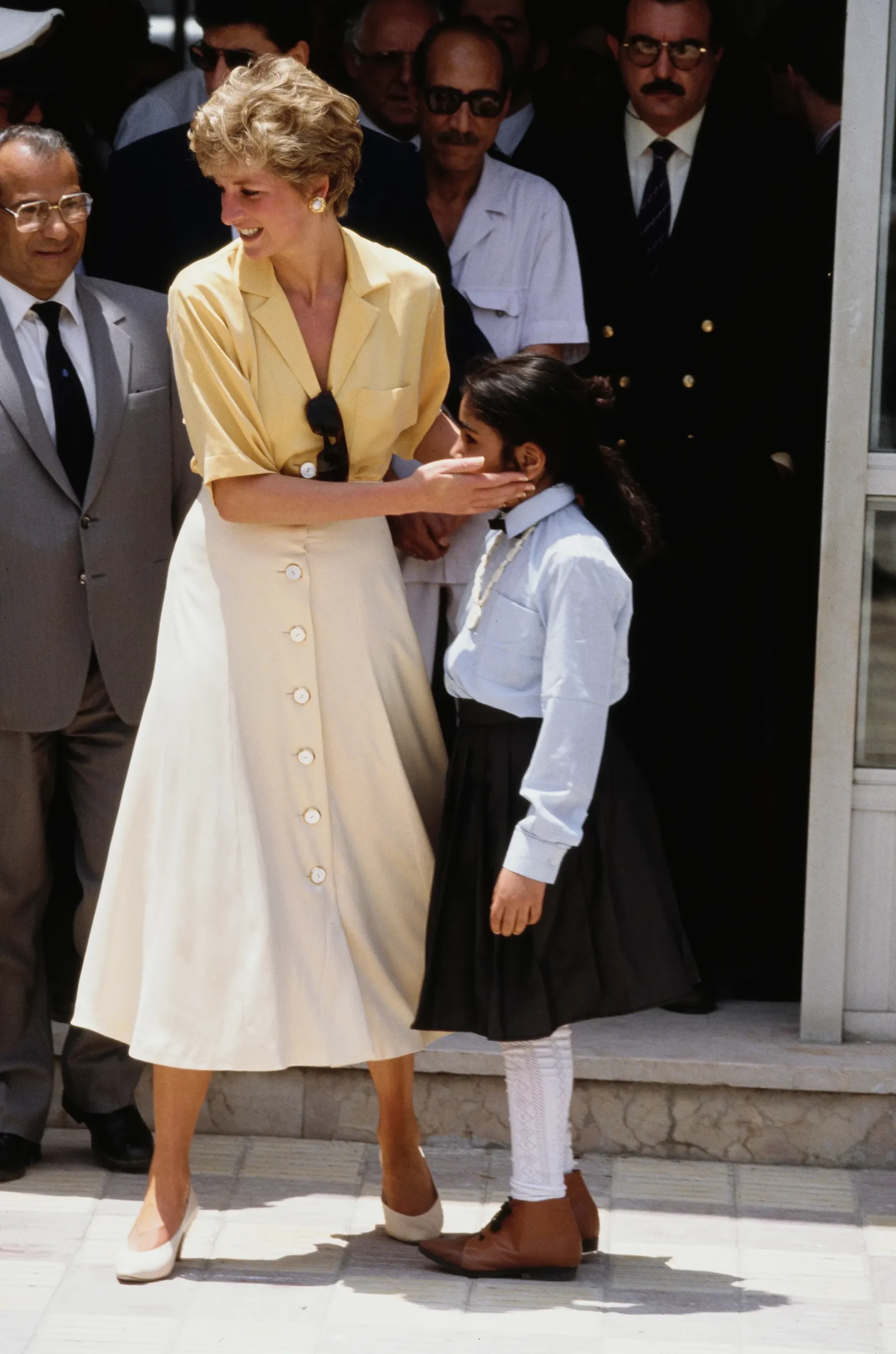 Diana in een blouse en midirok met knopen in Egypte, 1992