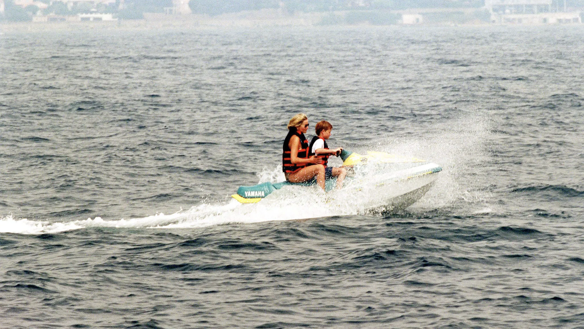 Diana op een jetski in 1996