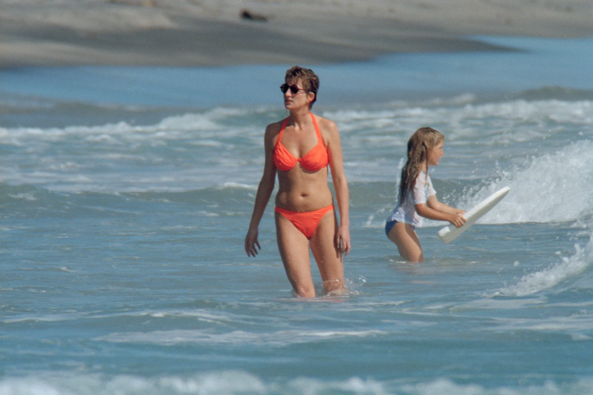 Prinses Diana in een felgekleurde bikini op het eiland Nevis, 1993