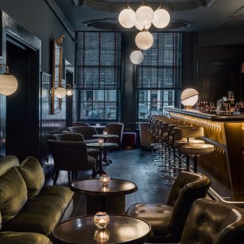 11-bars-in-amsterdam-waar-je-de-beste-cocktails-van-de-stad-drinkt-353830