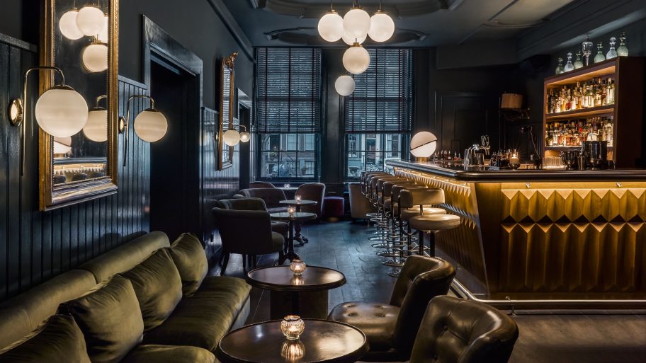 11-bars-in-amsterdam-waar-je-de-beste-cocktails-van-de-stad-drinkt-353830