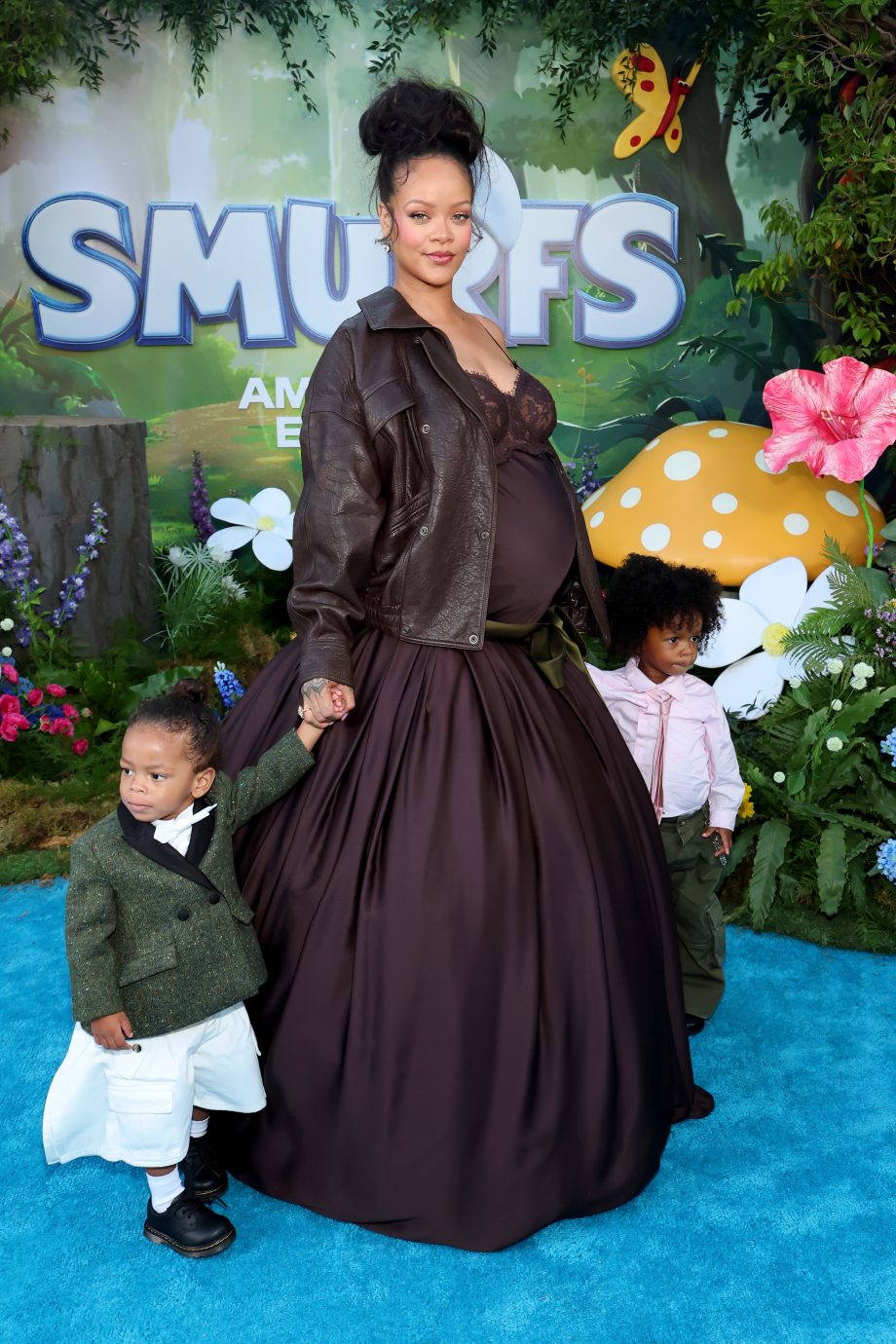 rihannas-zoontjes-stelen-de-show-in-custom-dior-op-de-blauwe-loper-354363