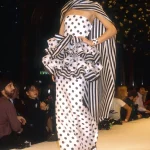 T-strap hakken uit de jaren 80 zijn schoenen die een comeback maken in 2025