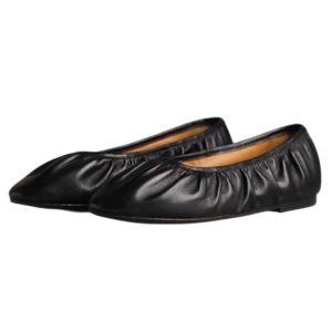 Ballerinas van Sezane voor bij een vliegtuigoutfit