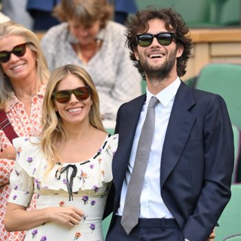 sienna-miller-draagt-de-perfecte-zomerjurk-naar-wimbledon-2025-353871