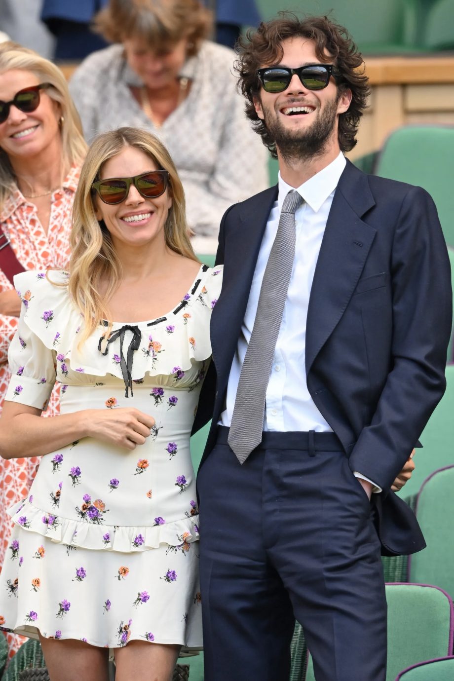 sienna-miller-draagt-de-perfecte-zomerjurk-naar-wimbledon-2025-353871
