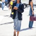 Een vrouw draagt slippers met platform