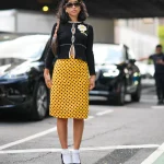 Streetstyle foto van vrouw in rok met polkadots