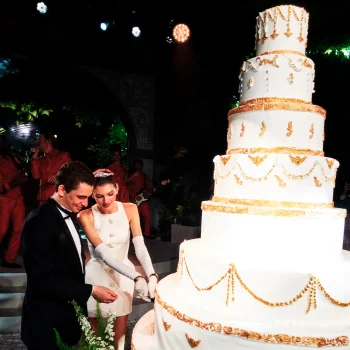 let-them-eat-cake-de-spectaculairste-bruidstaarten-in-vogue-waar-we-onze-vingers-bij-aflikken-394414