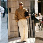 Witte broek gedragen door streetstylers