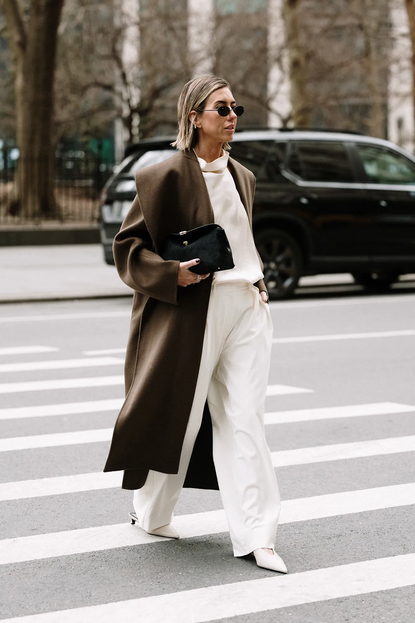 Een witte broek gecombineerd met een pop of brown