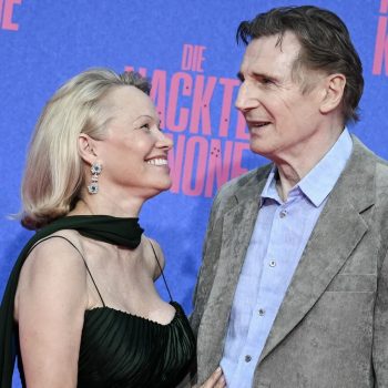 pamela-anderson-en-liam-neeson-debuteren-als-koppel-met-hun-zonen-op-de-rode-loper-357297