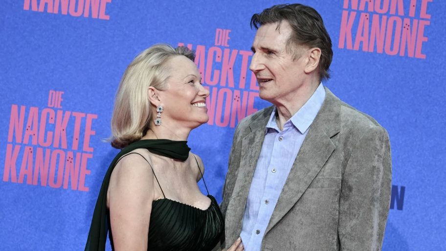 pamela-anderson-en-liam-neeson-debuteren-als-koppel-met-hun-zonen-op-de-rode-loper-357297