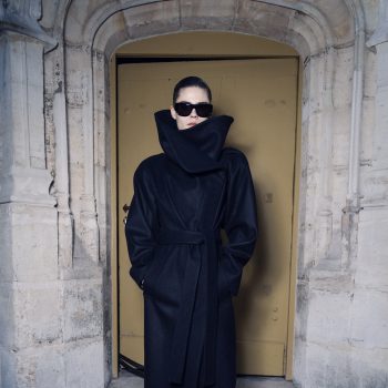 deze-jas-geliefd-door-victoria-beckham-is-de-onmisbare-staple-van-het-seizoen-408433