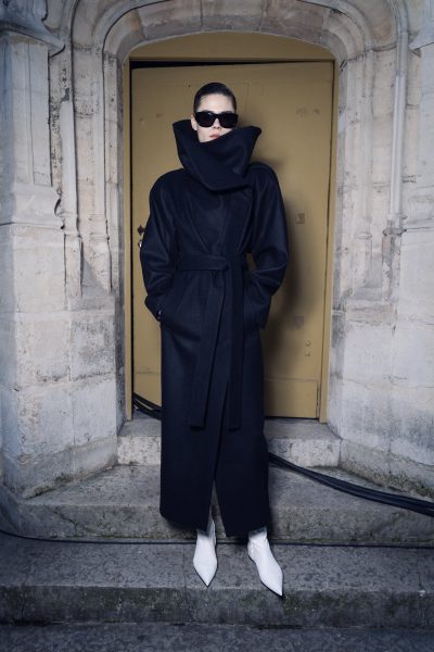 deze-jas-geliefd-door-victoria-beckham-is-de-onmisbare-staple-van-het-seizoen-408433